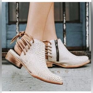 Freebird by Steven Jojo size 7 White and Brown shoes